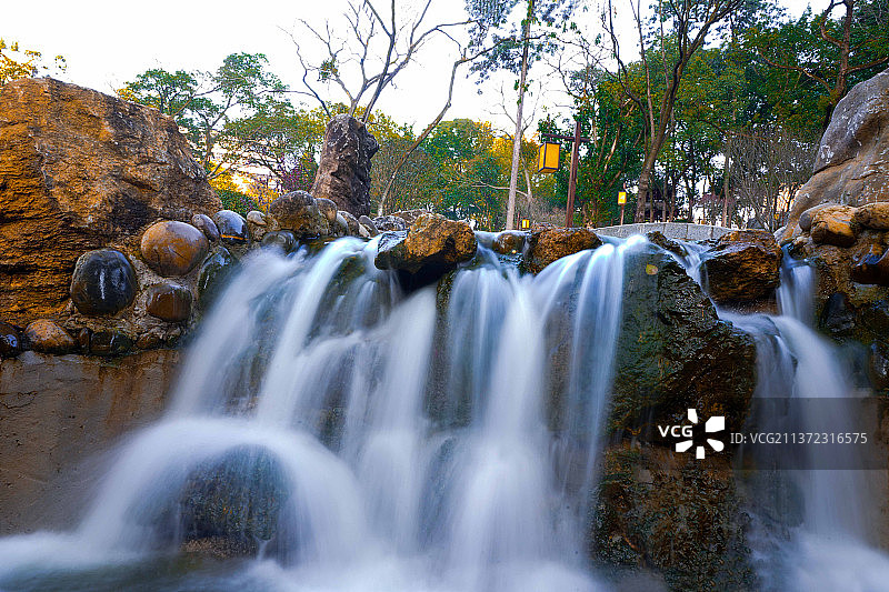 石缝里的“婚纱”图片素材