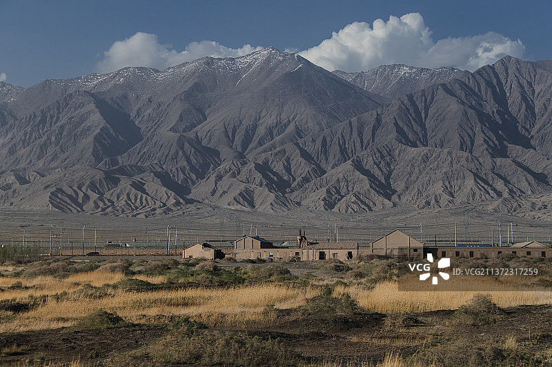 草·房·远山图片素材