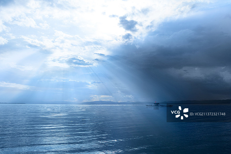 向光扬帆图片素材