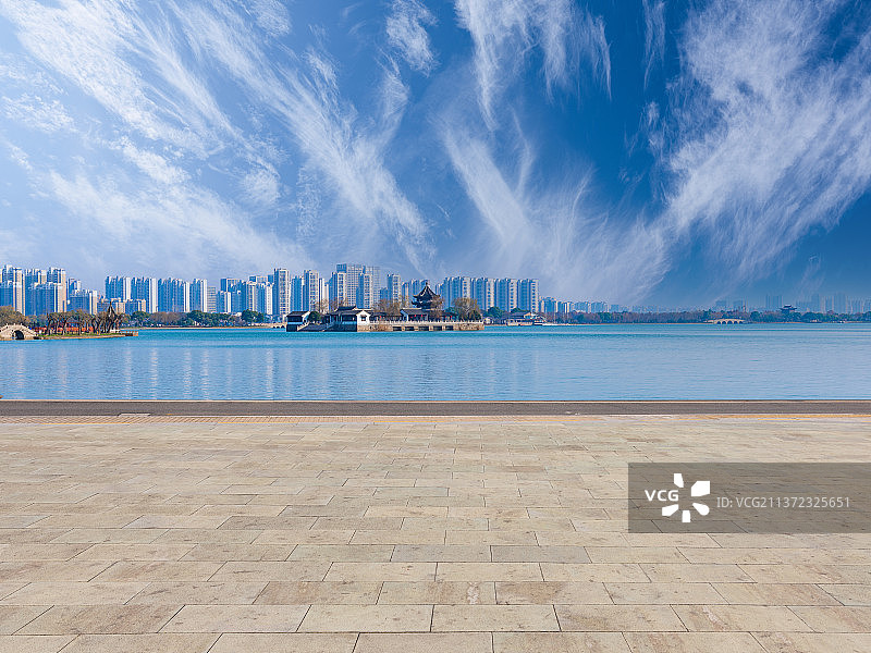 城市湖滨广场口袋公园建筑风光背景图片素材