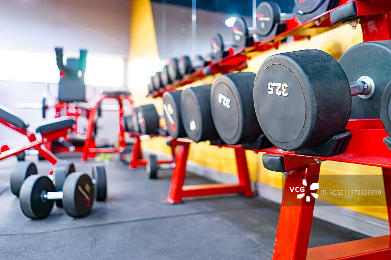中国健身房拍摄主题，健身房里成一排的哑铃，室内无人图像摄影图片素材