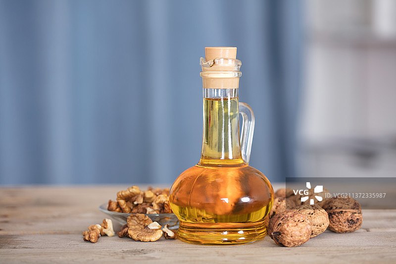 干果核桃和榨取的食用油图片素材