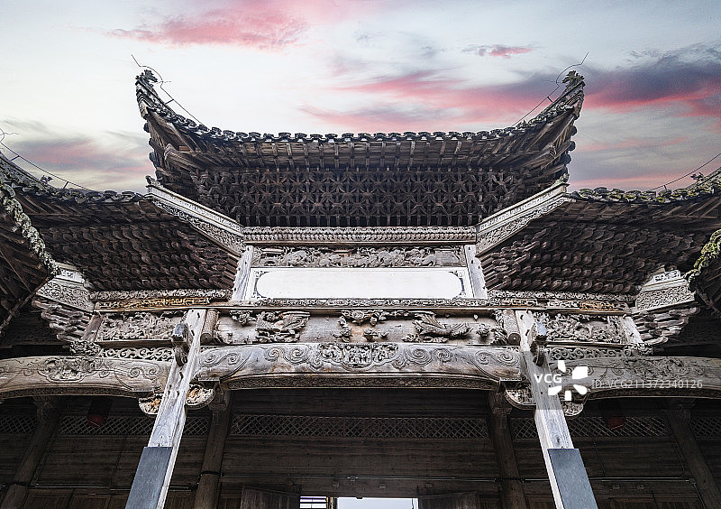 婺源汪口景区的木头建筑飞檐图片素材