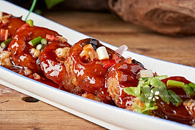 浇汁糖醋炸藕夹图片素材