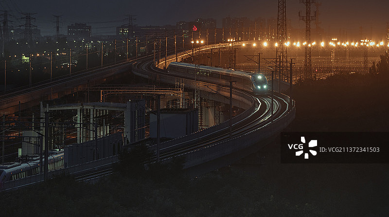 The train in the rain雨中列车图片素材