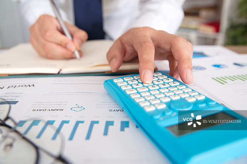 会计师使用计算器手部特写图片素材