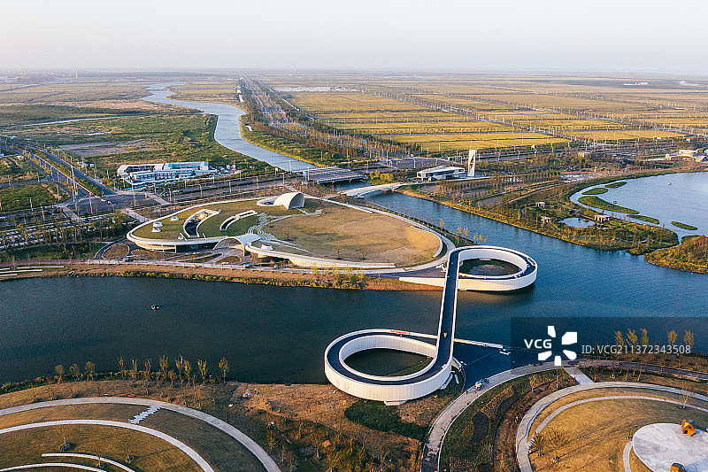 上海市浦东新区临港新城科技馆湿地公园落日图片素材