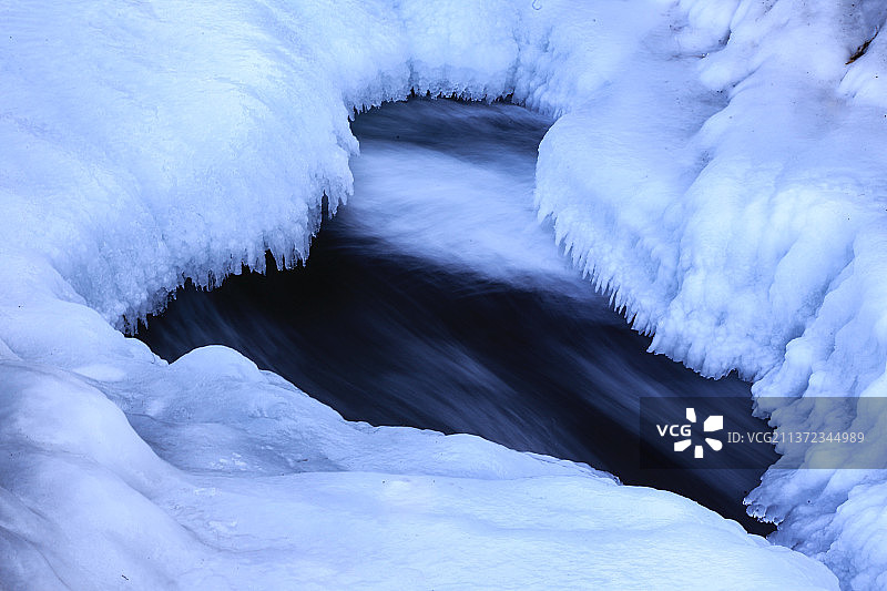 冰川与急流的艺术杰作——心形图片素材