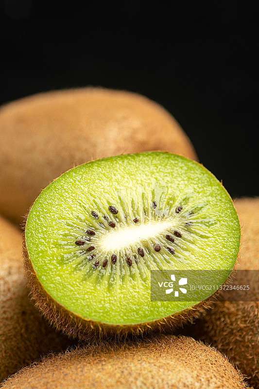 猕猴桃特写黑色背景图片素材
