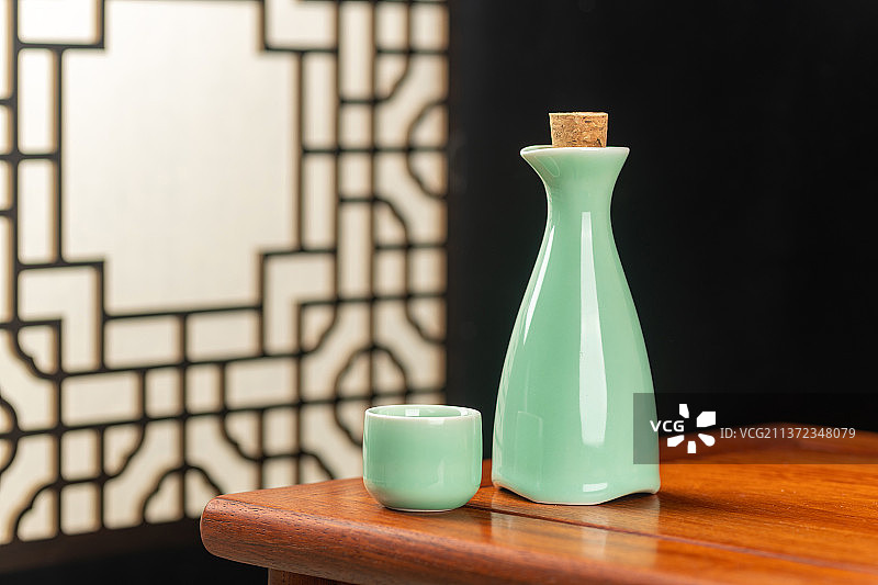 酒壶酒杯特写古窗棂木桌面中国风图片素材