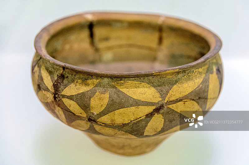 中国郑州河南博物院馆藏仰韶文化花瓣纹彩陶钵图片素材