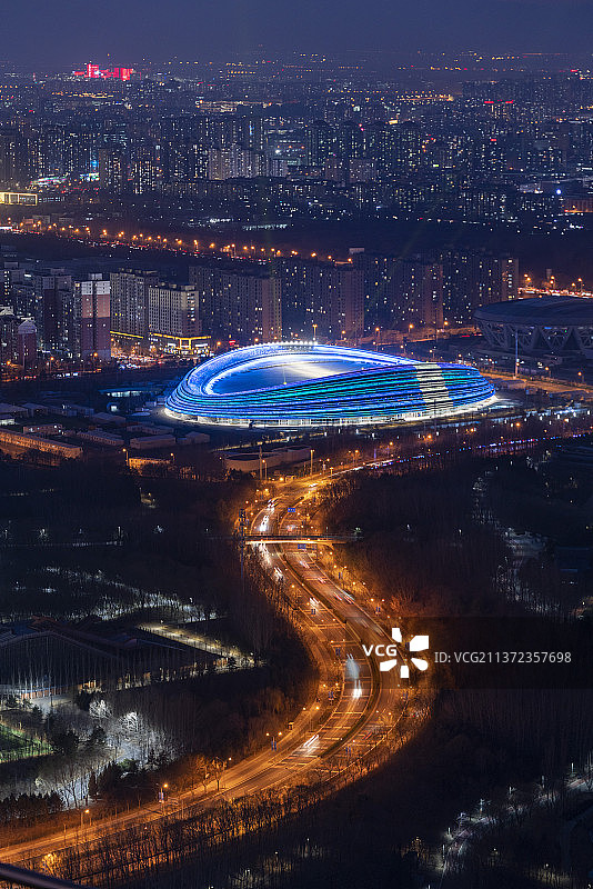 万家灯火里的冰丝带图片素材