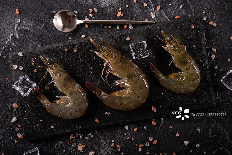 放在桌子石板上的新鲜明虾图片素材