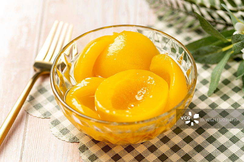 黄桃罐头特写木桌面背景田园风图片素材