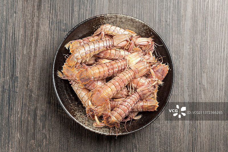 海鲜皮皮虾特写木桌面背景图片素材
