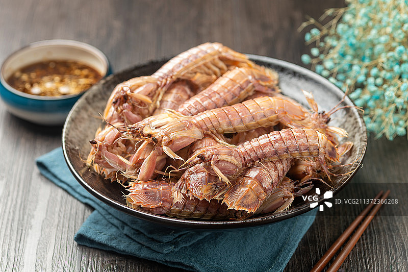 海鲜皮皮虾特写木桌面背景图片素材