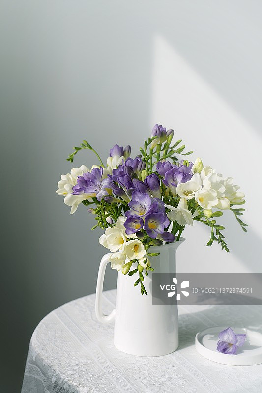 桌上花瓶里的花朵特写镜头图片素材