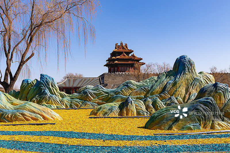 春节期间，晴朗的天气，北京故宫角楼，和角楼前的千里江山图青绿山水景观。图片素材