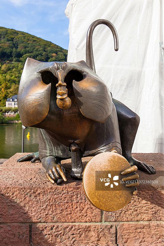 海德堡老桥铜猴雕像图片素材