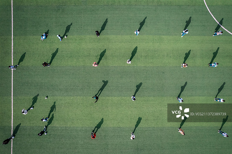 足球场上练习足球的学生图片素材