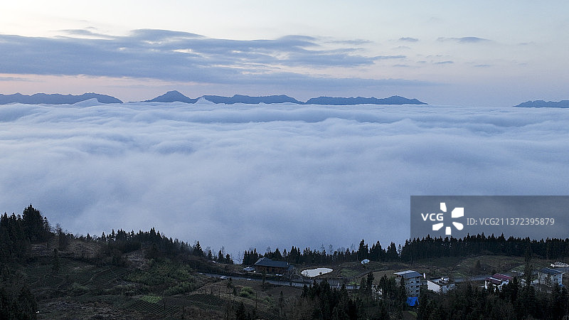 湖北恩施：大山深处云雾缭绕，美景壮丽分外迷人。图片素材