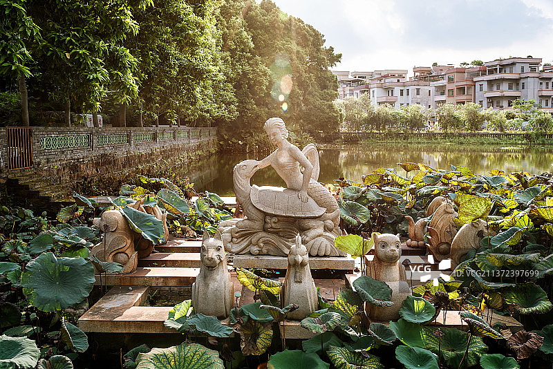 广东省东莞市袁崇焕纪念园莲花池人鱼乌龟动物石像雕塑图片素材