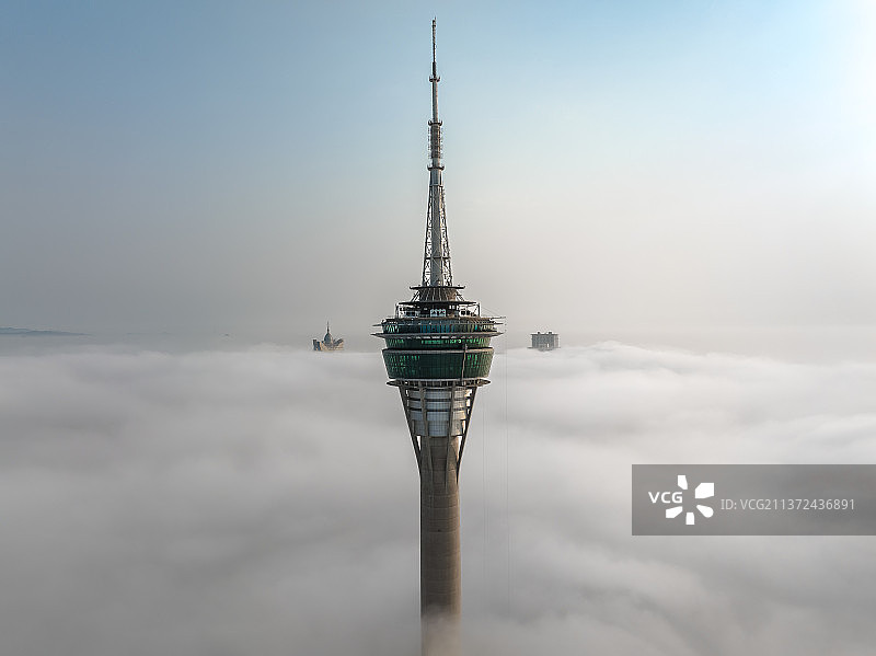 平流雾云海里的澳门塔图片素材