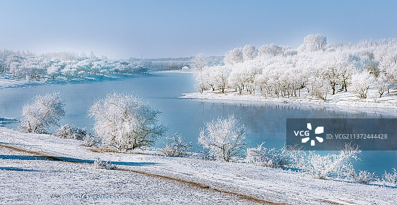 寒冷冬天的不冻河图片素材