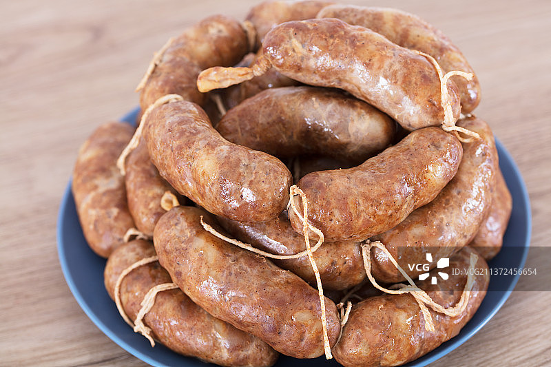 装满盘子的猪肉香肠图片素材