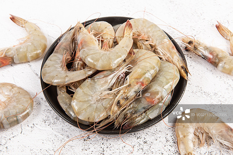 盘子里的白对虾图片素材