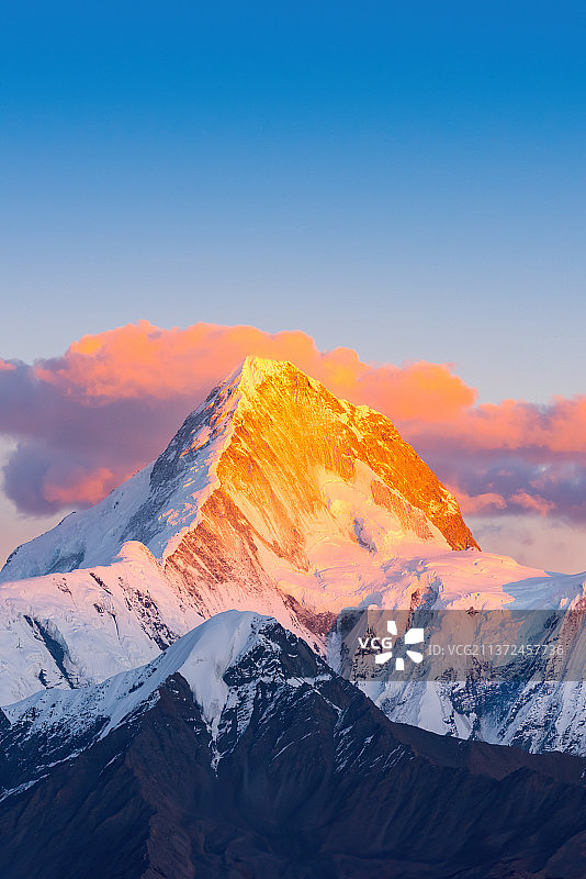 西藏，川西，贡嘎山，日照金山图片素材