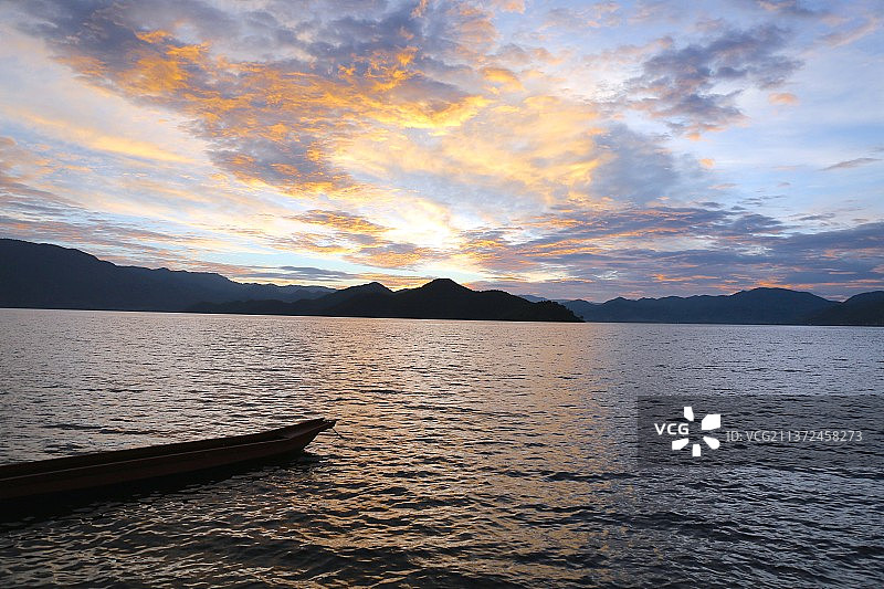 日出泸沽湖图片素材