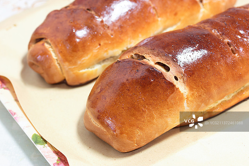 烤制好的长条形大面包图片素材
