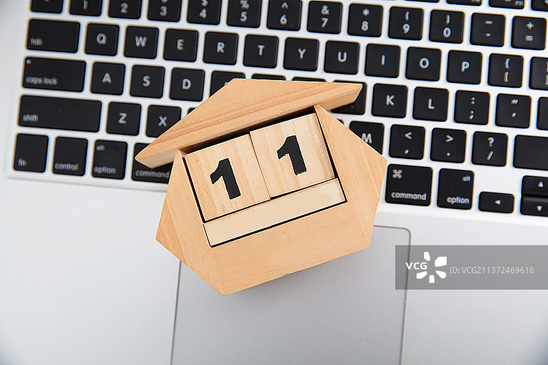 笔记本电脑上的台历盒显示着11图片素材