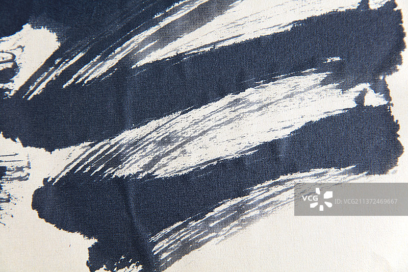 毛笔在生宣上胡乱涂抹的墨迹图片素材