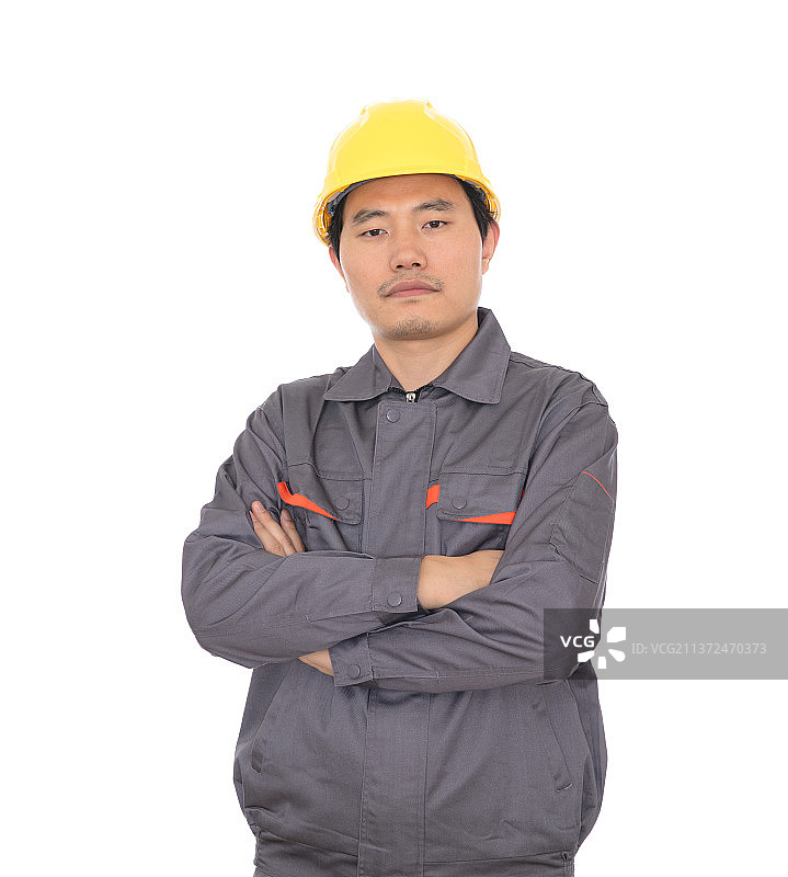 抱着胳膊头戴黄色安全帽的民工站在白背景前图片素材