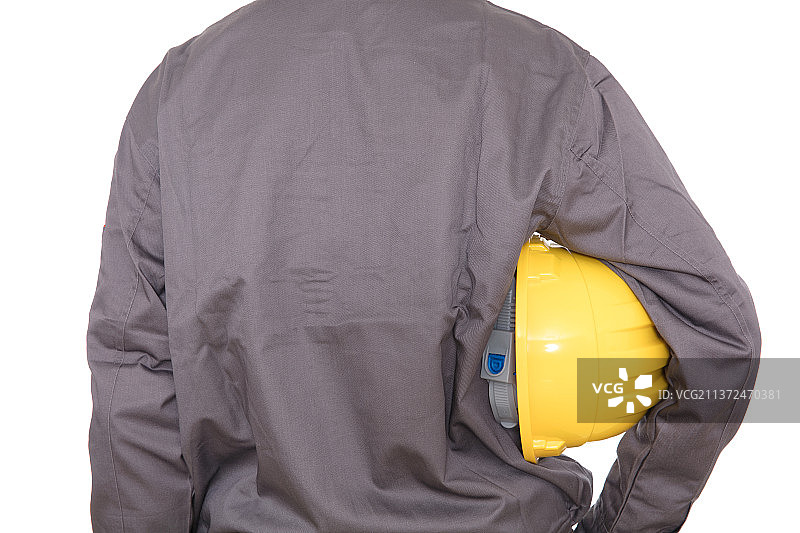 建筑农民工胳膊下夹着黄色的安全帽图片素材