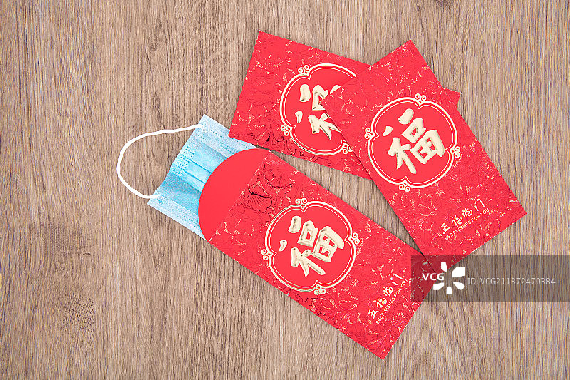 新型冠状肺炎疾病期间红包里装着的口罩图片素材