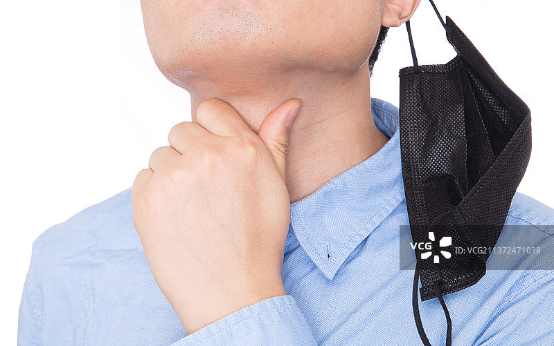 呼吸道疾病患者手摸着喉咙特写图片素材