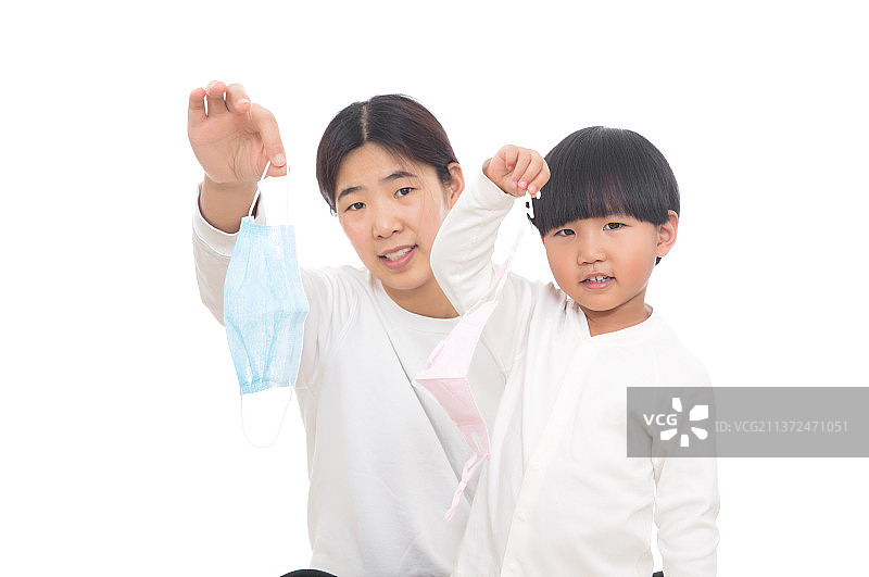 病毒疫情过后妈妈和女儿一起把口罩拿掉图片素材