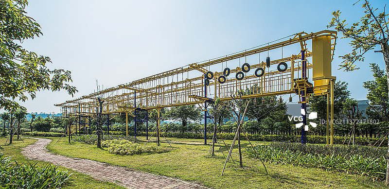广东省珠海市北师珠园区内的户外拓展基地内的综合训练设施图片素材
