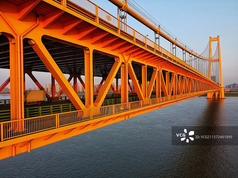 夕照下的武汉杨泗港长江大桥图片素材