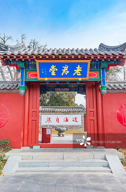 中国山东省泰安市泰山风景区著名旅游景点，老君堂寺庙里的红色随墙门大门，户外无人图像摄影图片素材