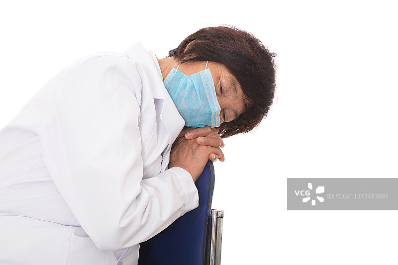 戴着口罩的医生趴椅子上睡着了图片素材