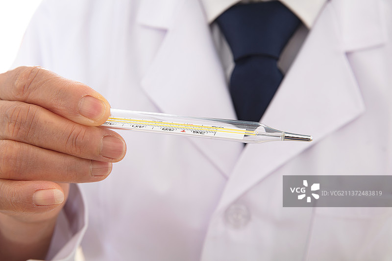 发热门诊医生手拿体温计特写图片素材