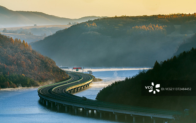 秋天美丽的松花江高速公路大桥图片素材