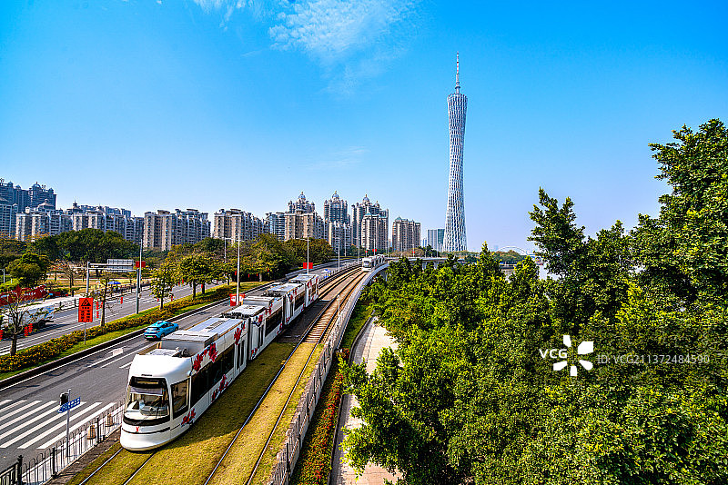 广州城市风光地标广州塔和有轨观光电车高视角全景图片素材