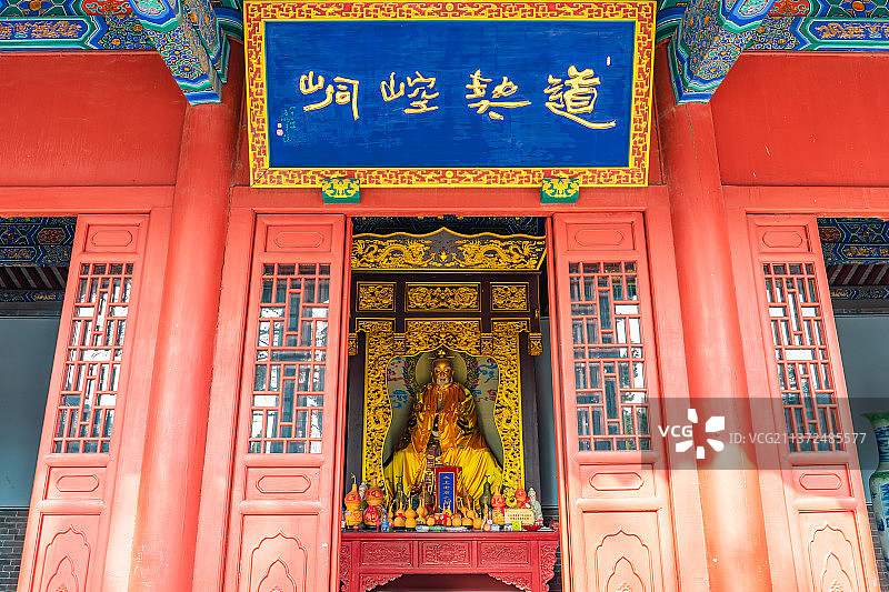 中国山东省泰安市泰山风景区，著名旅游景点岱庙行宫，古代建筑宫殿和里面的佛像，户外无人图像摄影图片素材