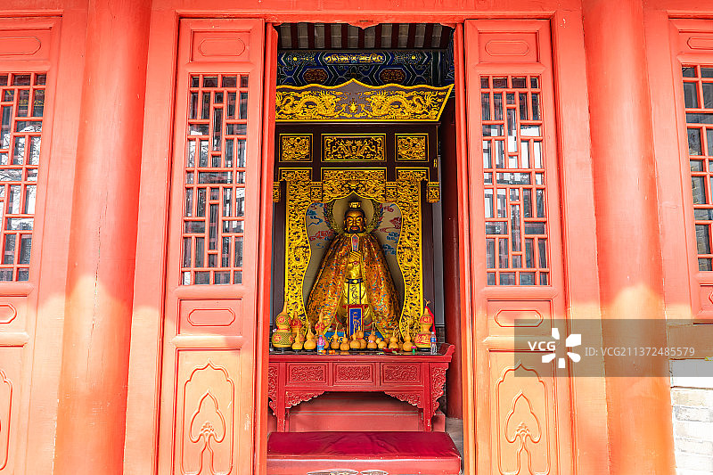 中国山东省泰安市泰山风景区，著名旅游景点岱庙行宫，古代建筑宫殿和里面的佛像，户外无人图像摄影图片素材