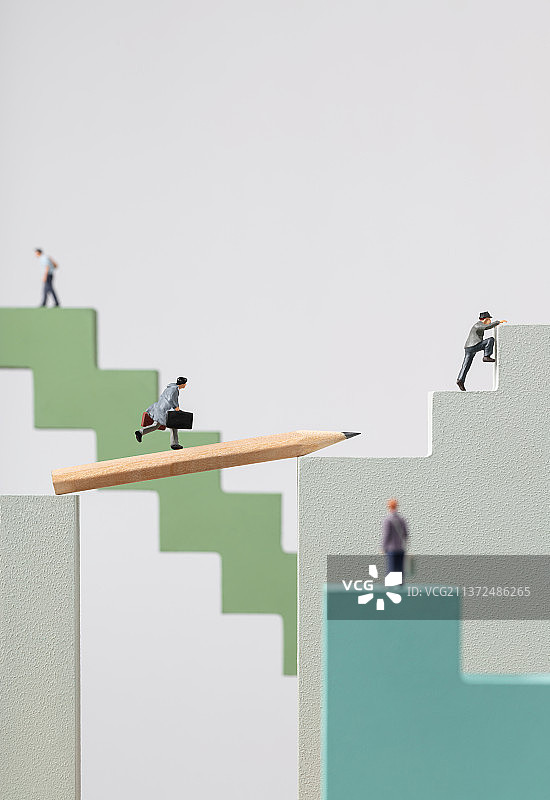 微缩创意几何形状阶梯上奔跑的上班族图片素材